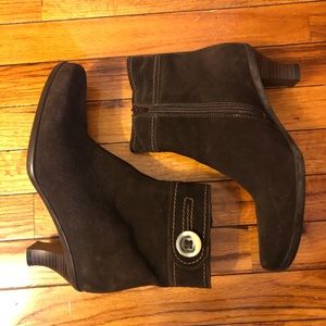 Brown suede waterproof La Canadienne booties